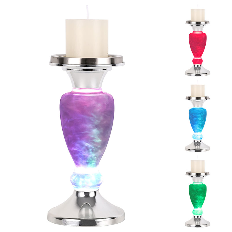 แสงกลางคืนที่มีเมฆมากพร้อมเทียน